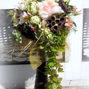 Композиция с изкуствени цветя